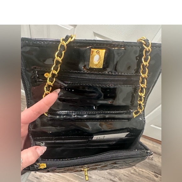 Boutique purchase 🍒 Quilted Crossbody Black Leather Gold Chain Strap hardware - Picture 4 of 7